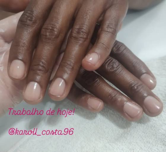 Unhas com esmalte nude feitas no salão